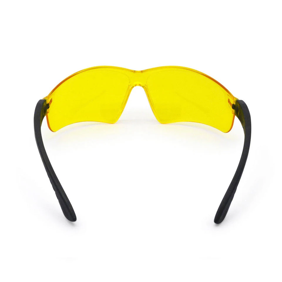 Close-up of the yellow lens with anti-fog and anti-scratch coating on both sides