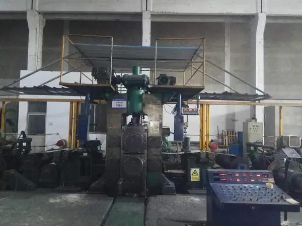 Tension and bending levelling machine correcting shape in the processing line