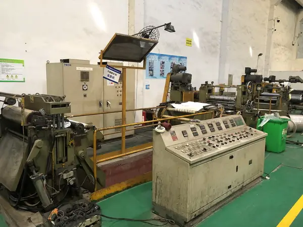 Precision slitting line cutting steel strip to ordered width