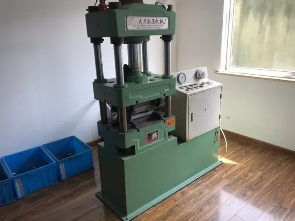 Hydraulic press testing machine used in mechanical property testing