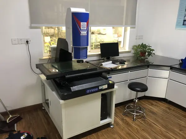 Optical projector used for dimensional inspection of strip and parts