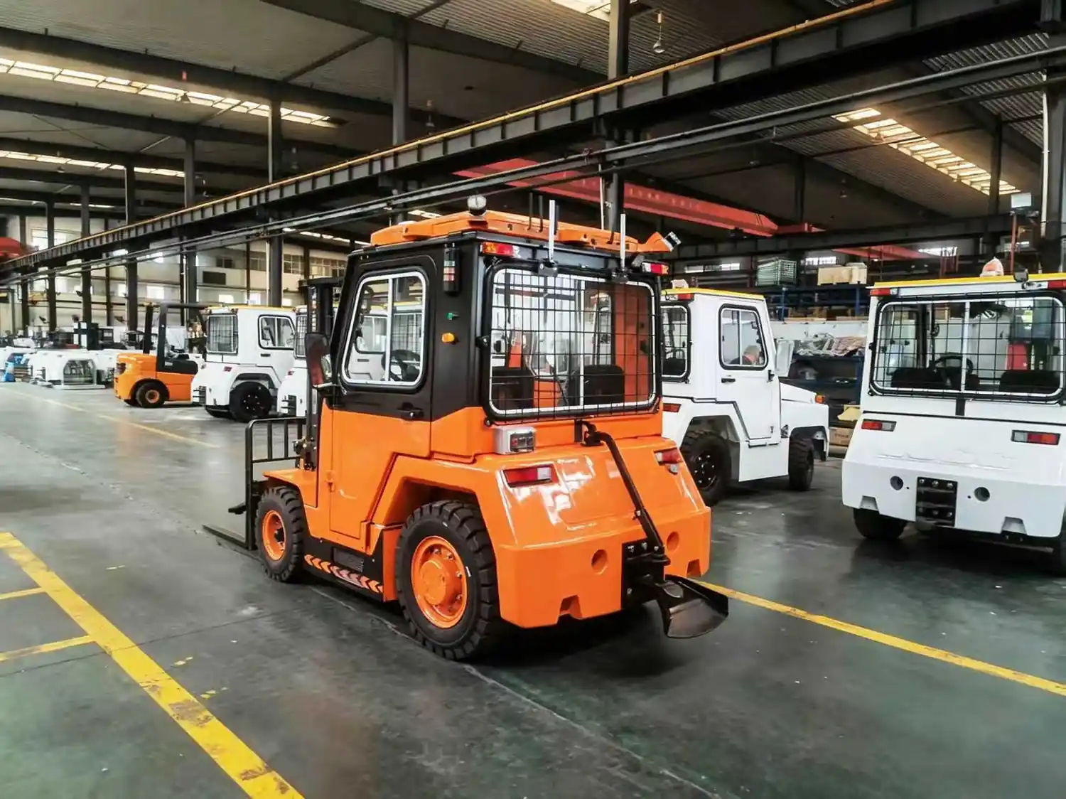 Electric ground support equipment in a service hall
