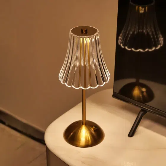 Copper USB LED Table Light in Metal and PS, scale view