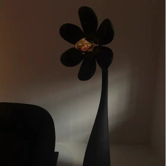 H165cm Flower Resin E27 Black Floor Light in Resin, installed view