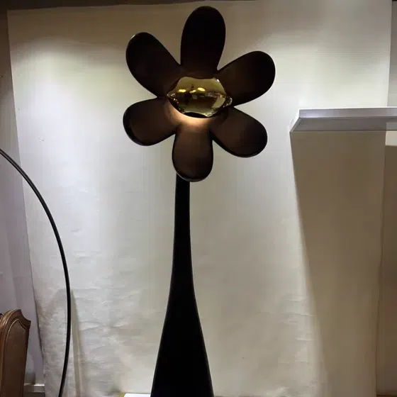 H165cm Flower Resin E27 Black Floor Light in Resin, scale view
