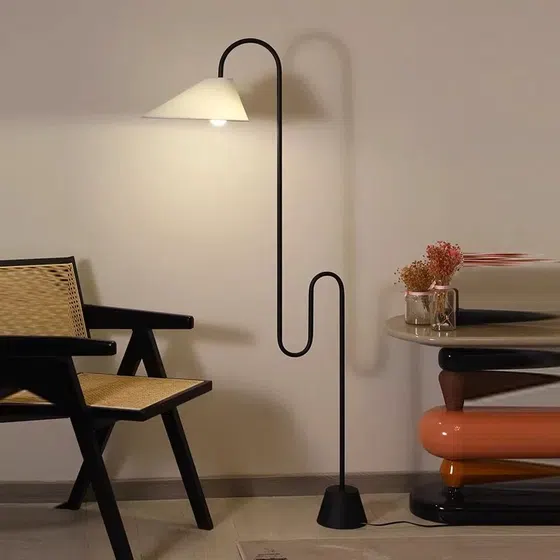 H155CM Metal Vertical Floor Lamp in Iron and Fabric, scale view