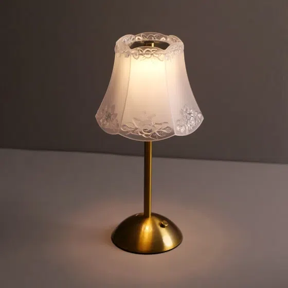 H32cm USB Pink Rose Table Light in PS and Metal, detail view