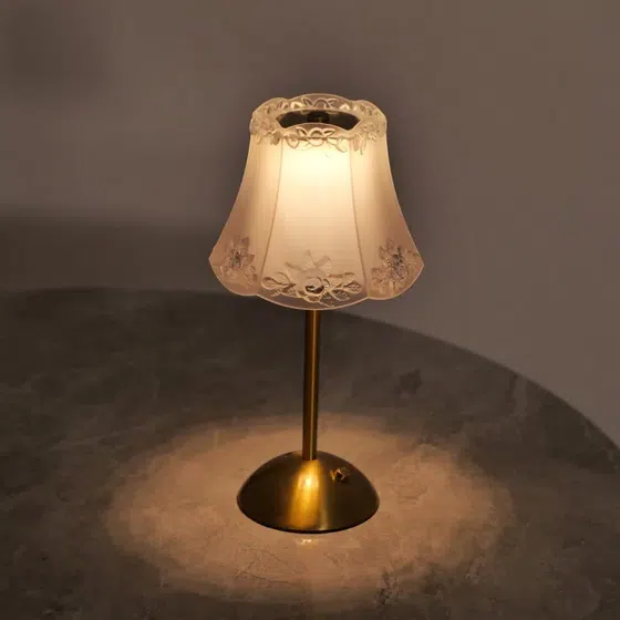 H32cm USB Pink Rose Table Light in PS and Metal, scale view