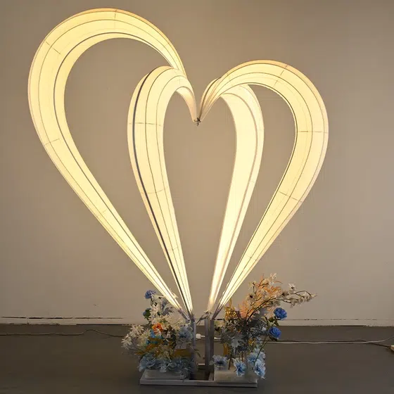Heart LED Wedding Floor Light in Iron and Fabric, scale view
