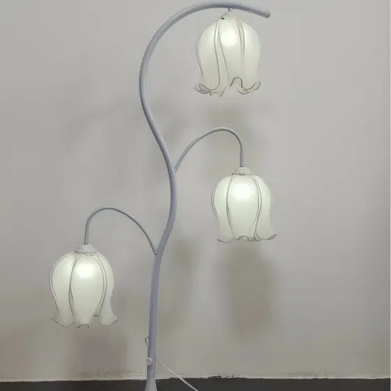 3/4 Head Lily of The Valley LED Wedding Floor Light in Iron and Fabric, detail view