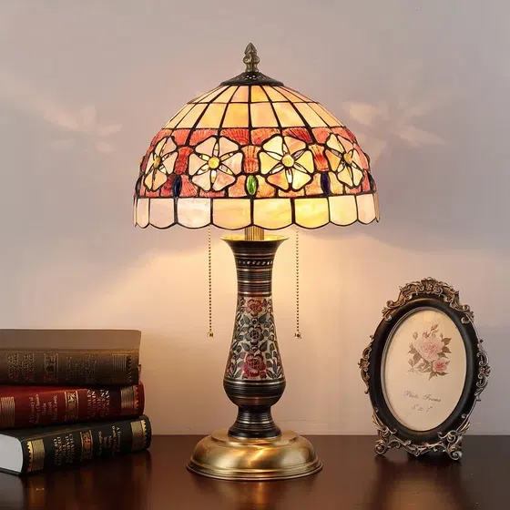 Pull Switch Retro Art Shell Table Lamp in Copper and Shell, scale view