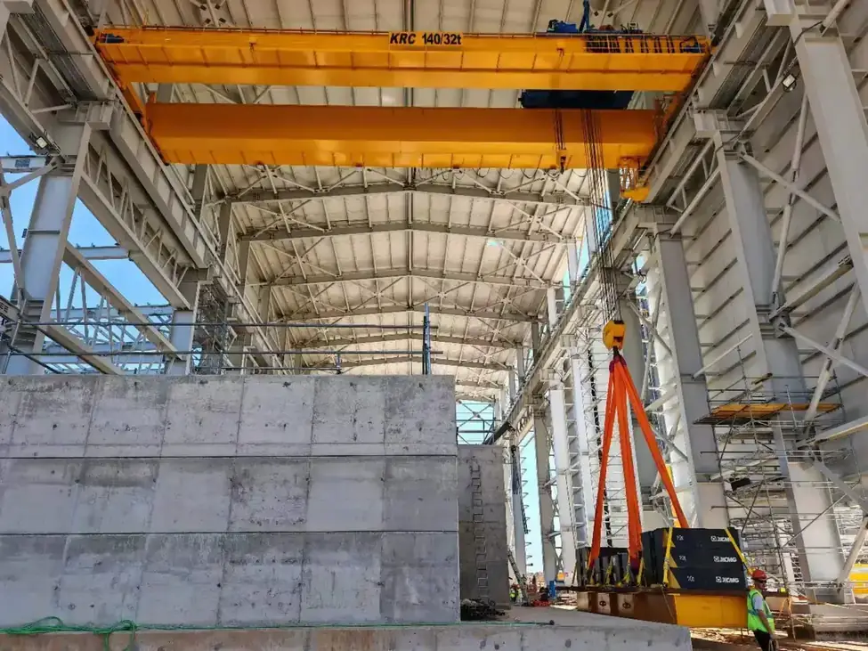 Light double girder crane travelling along its runway