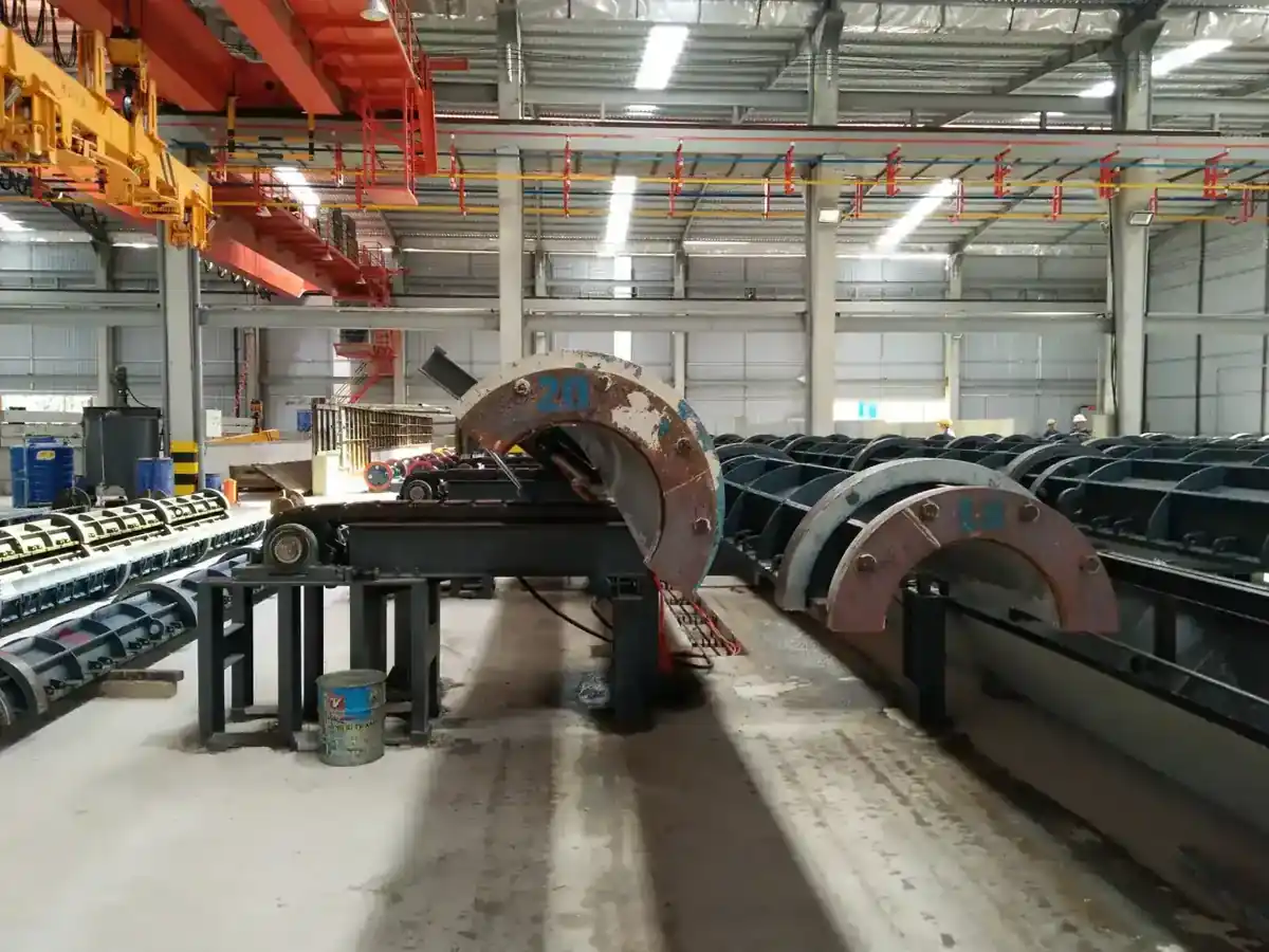 Top mould turnover and conveyor section at the closing station.