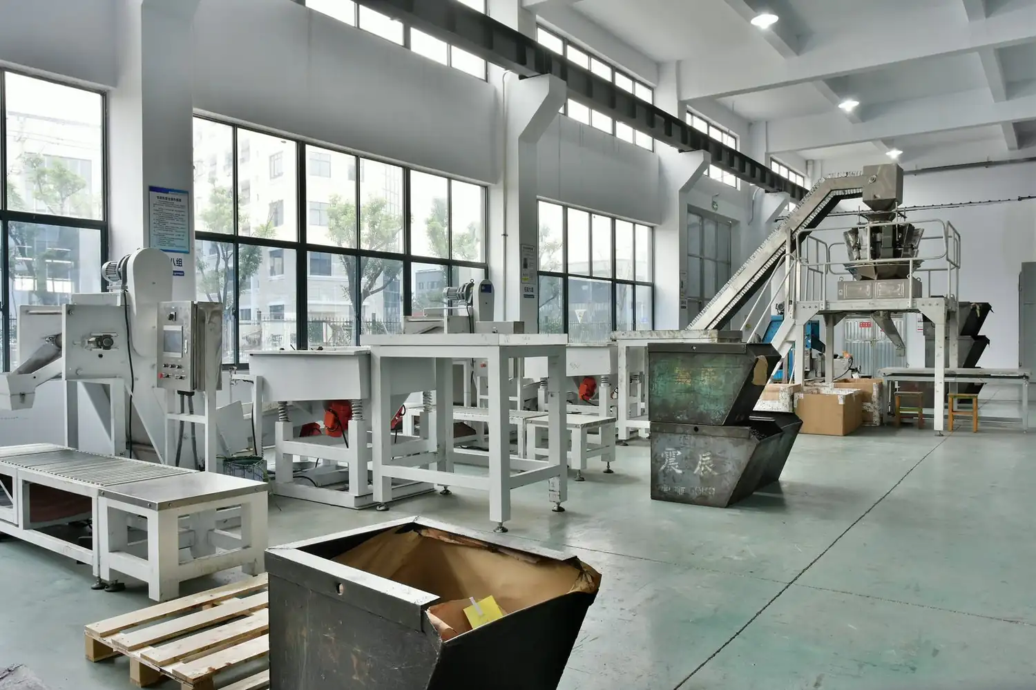 Sorting and packing station with weighing hoppers