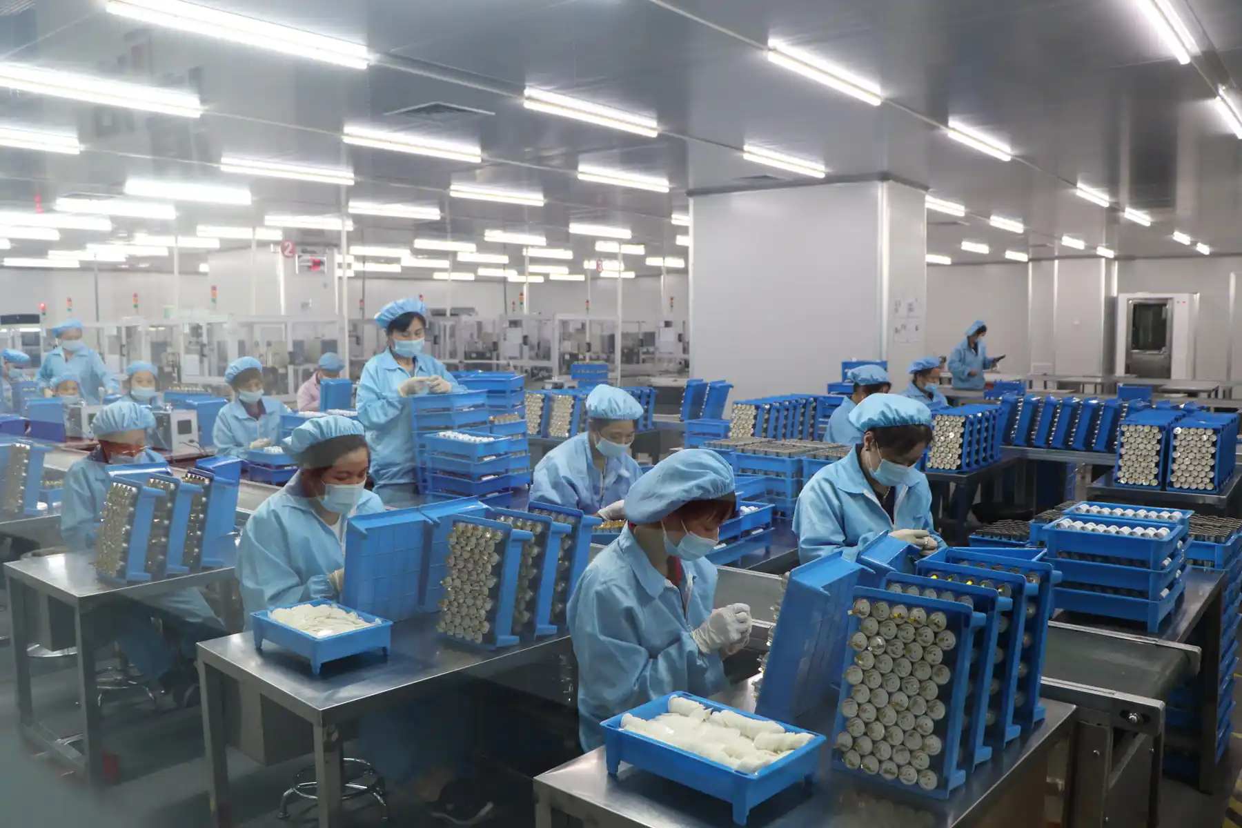 Production staff assembling lithium battery modules in the ZP LITHIUM workshop