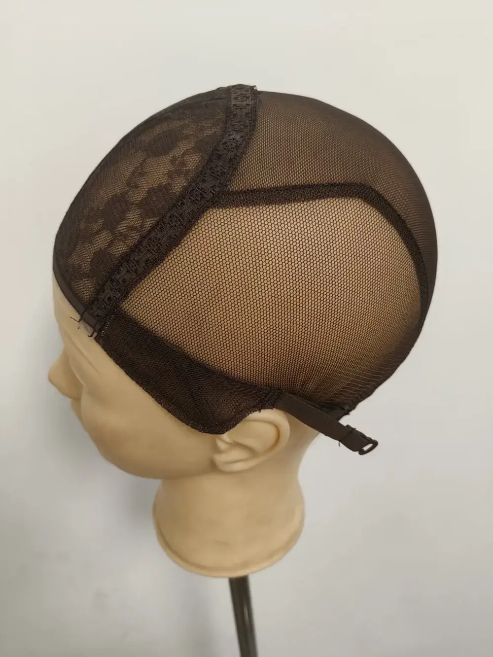 כיפת לייס קדמי על ראש תצוגה בז', מבט מהצד
