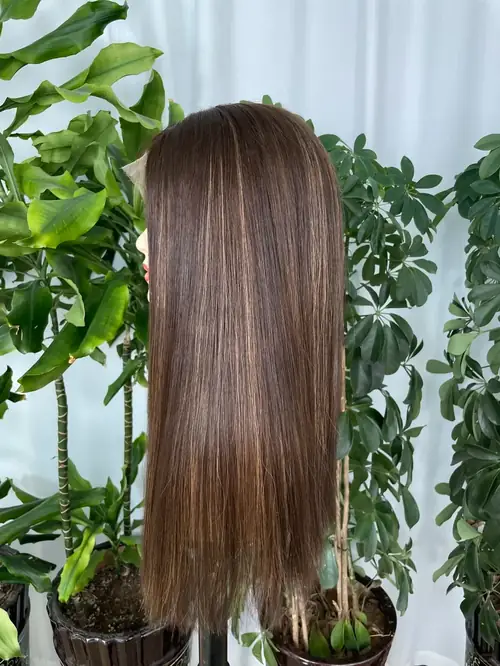 שייטל לייס טופ בחום כהה עם שיער חלק באורך בינוני על ראש תצוגה