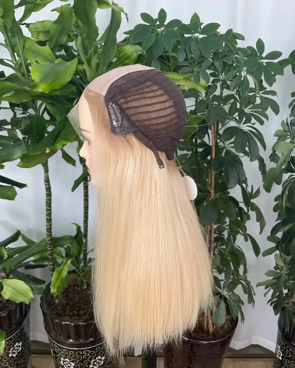 שייטל לייס טופ בגוון בלונד בהיר על ראש תצוגה, כשהכיפה הפנימית מוטה כדי להראות את כתר הלייס