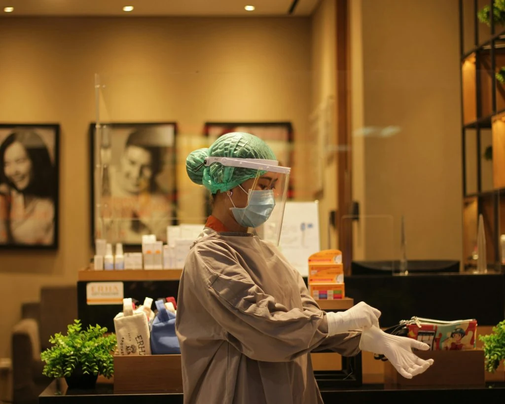 牙科诊所内医护人员正在做诊前准备